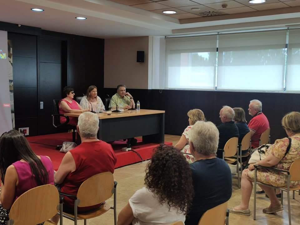 Asistentes durante la presentación de libro