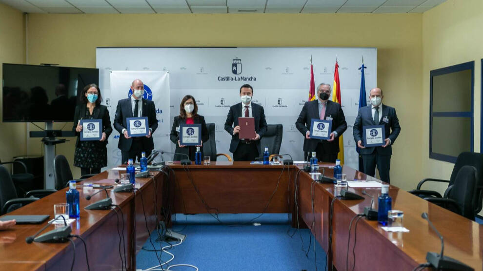 firma_convenio_compra_asistida_en_clm.jpg