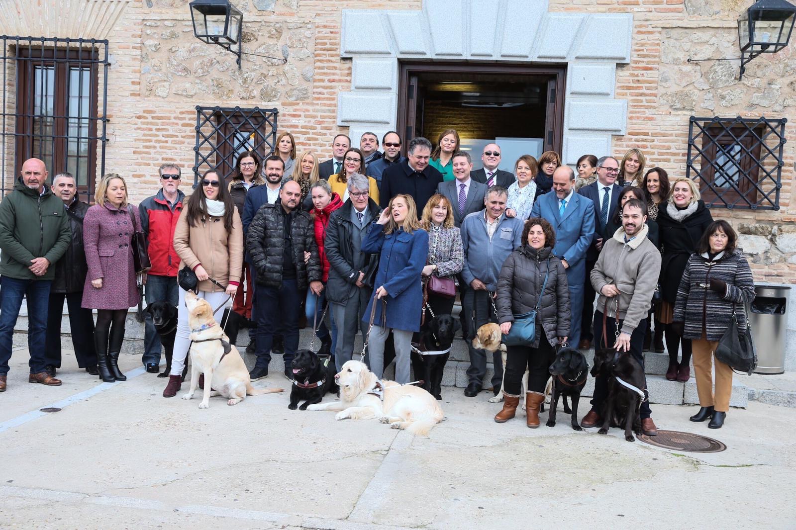 foto_acto_cortes_clm_arobacion_ley_perros_de_asistencia_.jpg