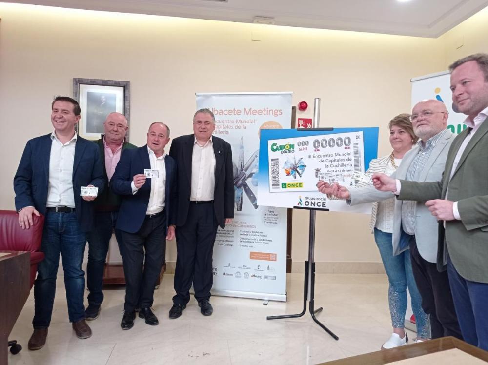 Autoridades presentes posan con la imagen del cupón