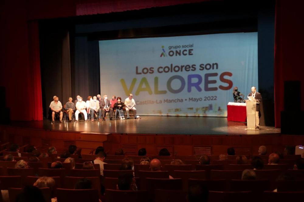 Foto de los 14  Homenajeados por su jubilación 