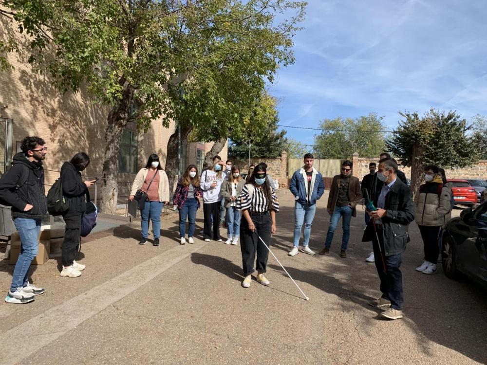 Alumnos de Arquitetura en paseo a ciegas en el entorno de la UCLM