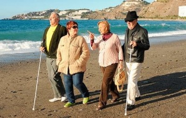 mayores_paseando_por_la_playa_8.jpg