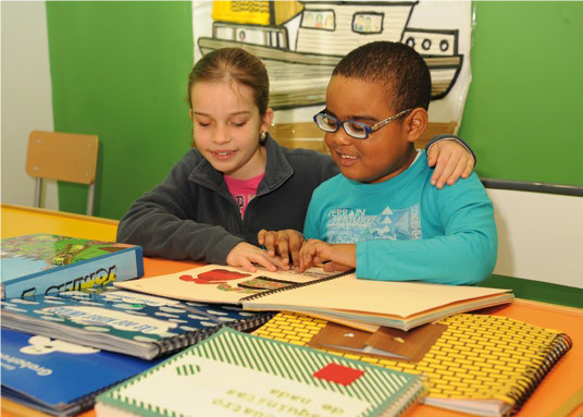 Niños leyendo un libro en Braille