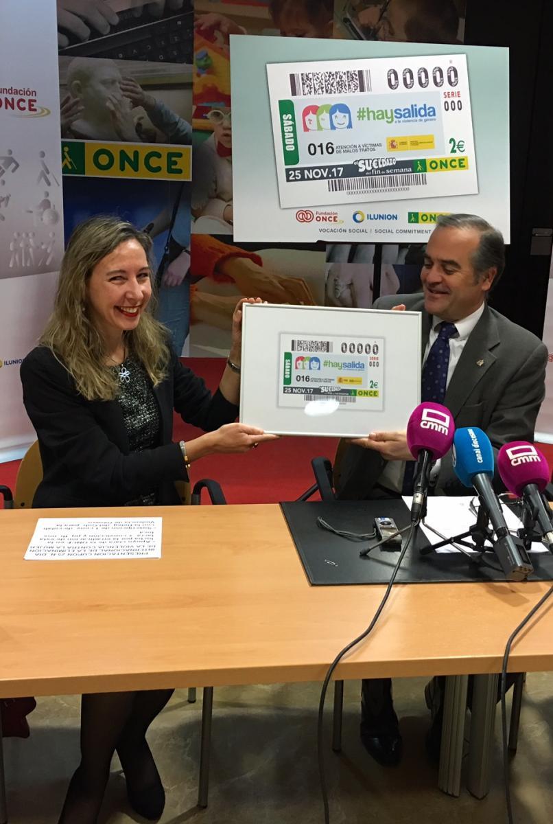 Patricia Sanz y el delegado del Gobierno en Castilla La Mancha con la imagen del cupón