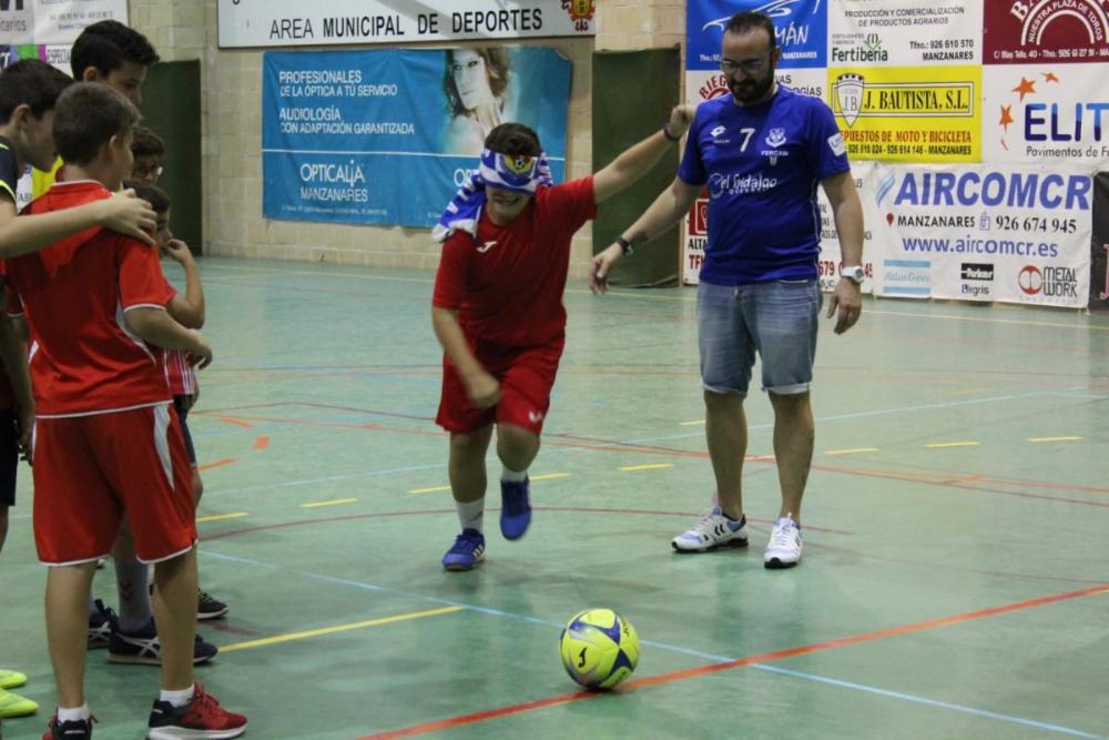Tanda de penaltis a ciegas en partido de fútbol sala Manzanares