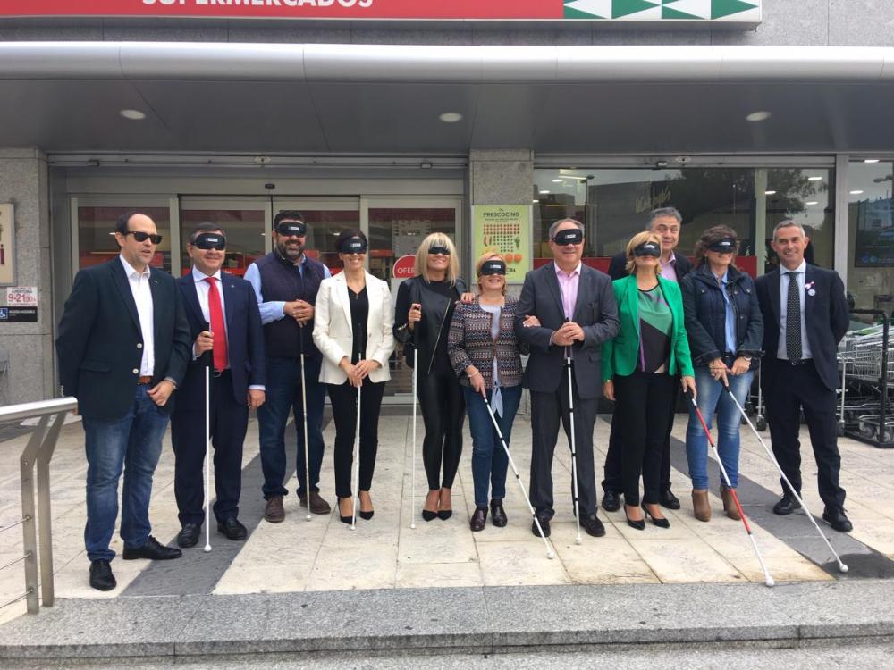 Paseo con antifaz y bastón asistentes desayuno a ciegas Toledo