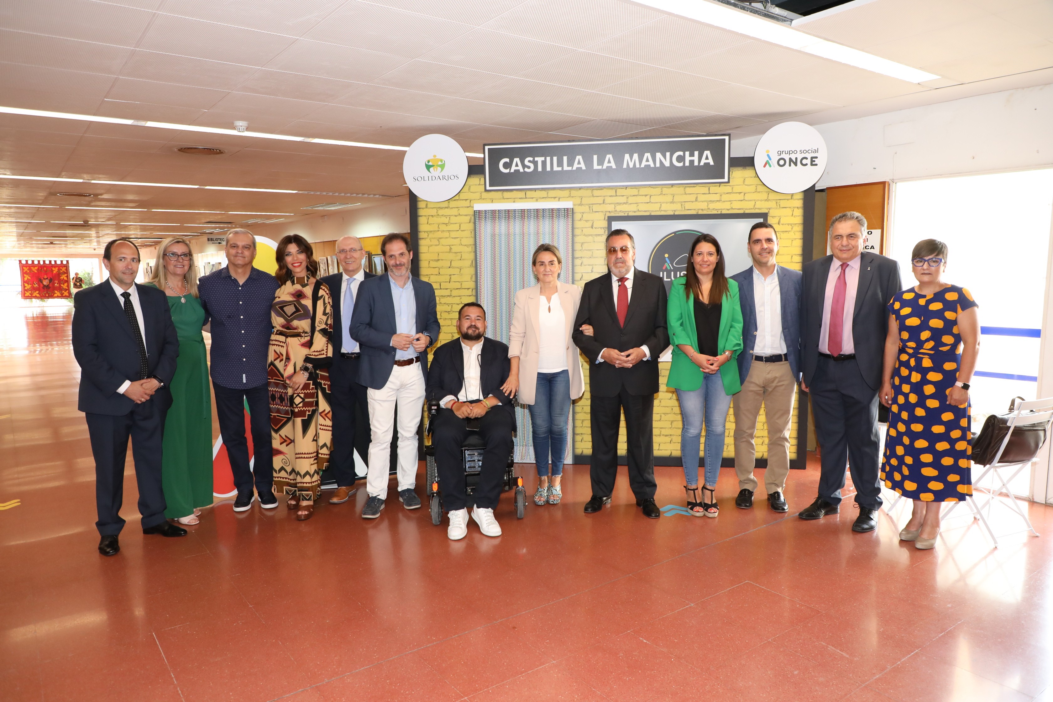 premiados_y_autoridades_.jpg