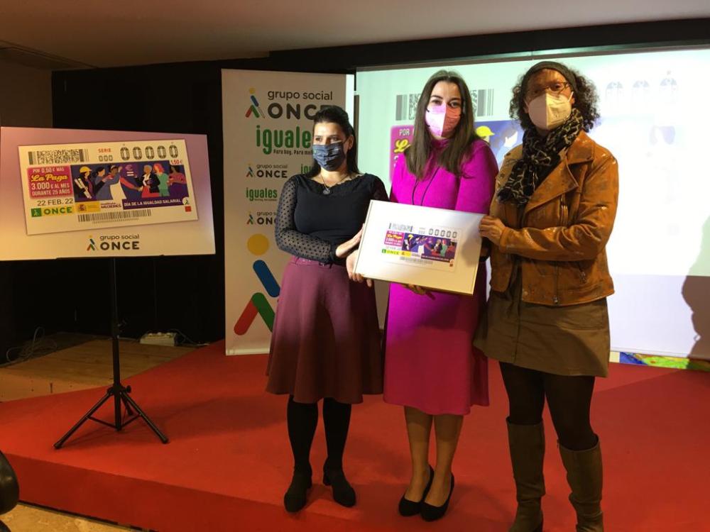 Nuria Cogolludo, Charo Infantes y Mª Carmen Hidalg presentando el cupón a los medios