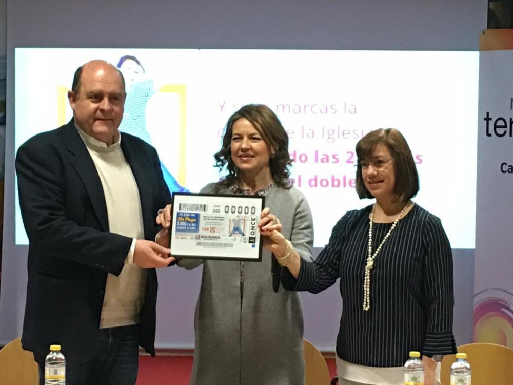 Entrega a la consejera de la replica del cupón ONCE X Solidaria