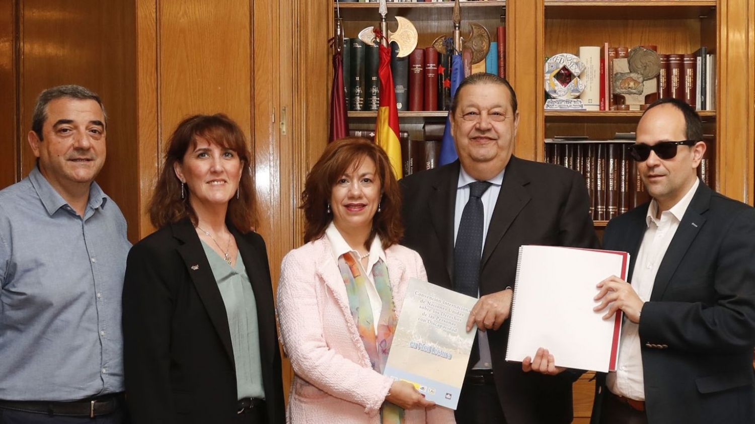 representantes_cermi_clm_con_presidente_de_las_cortes_regionales.jpg
