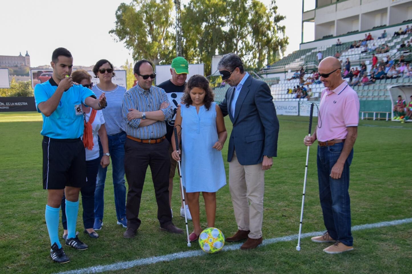 saque_de_honor_a_ciegas_en_partido_de_futbol_c.d._toledo.jpg