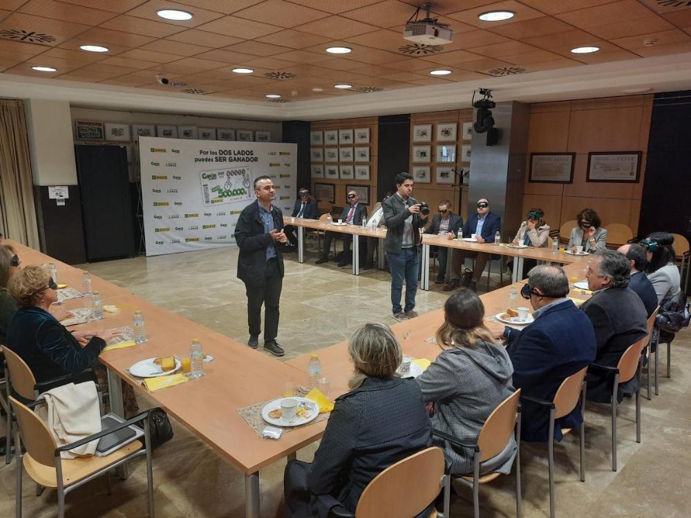 Asistentes durante el desayuno a ciegas