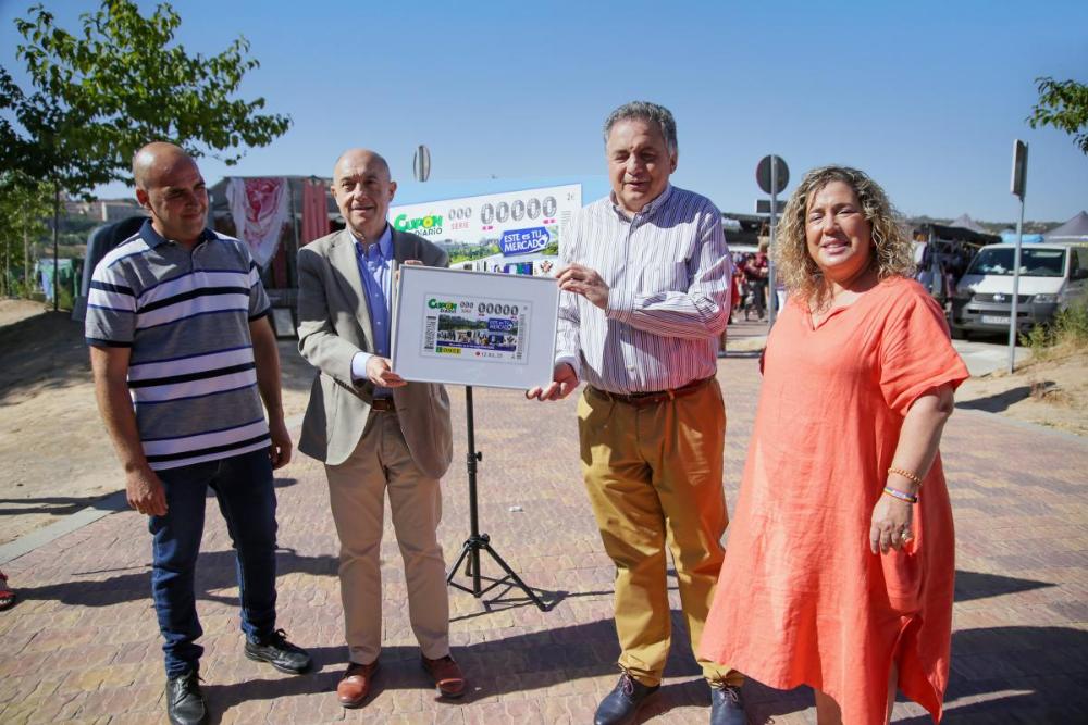 Autoridades durante la presentación del cupón