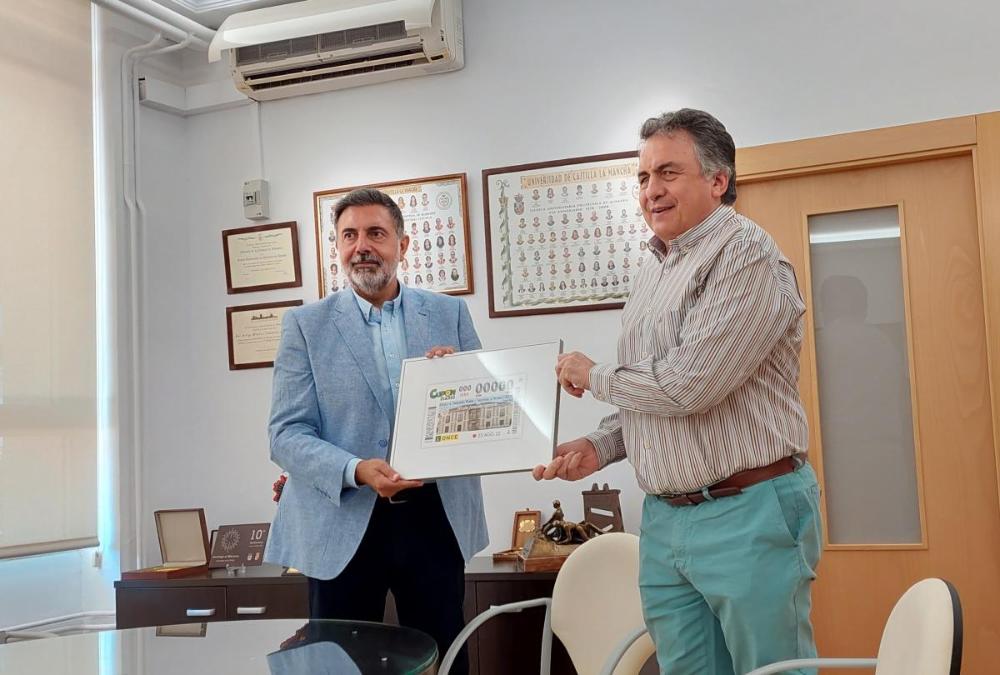 Autoridades durante la entrega del cupón enmarcado 