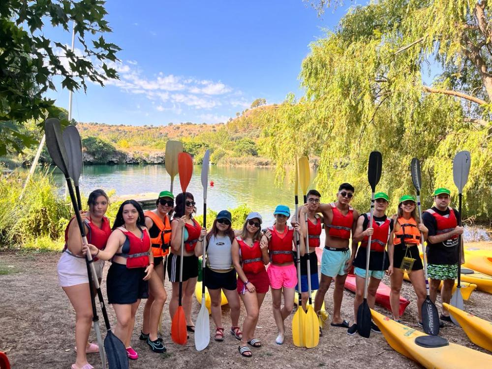 Jóvenes afiliados realizando actividades acuáticas