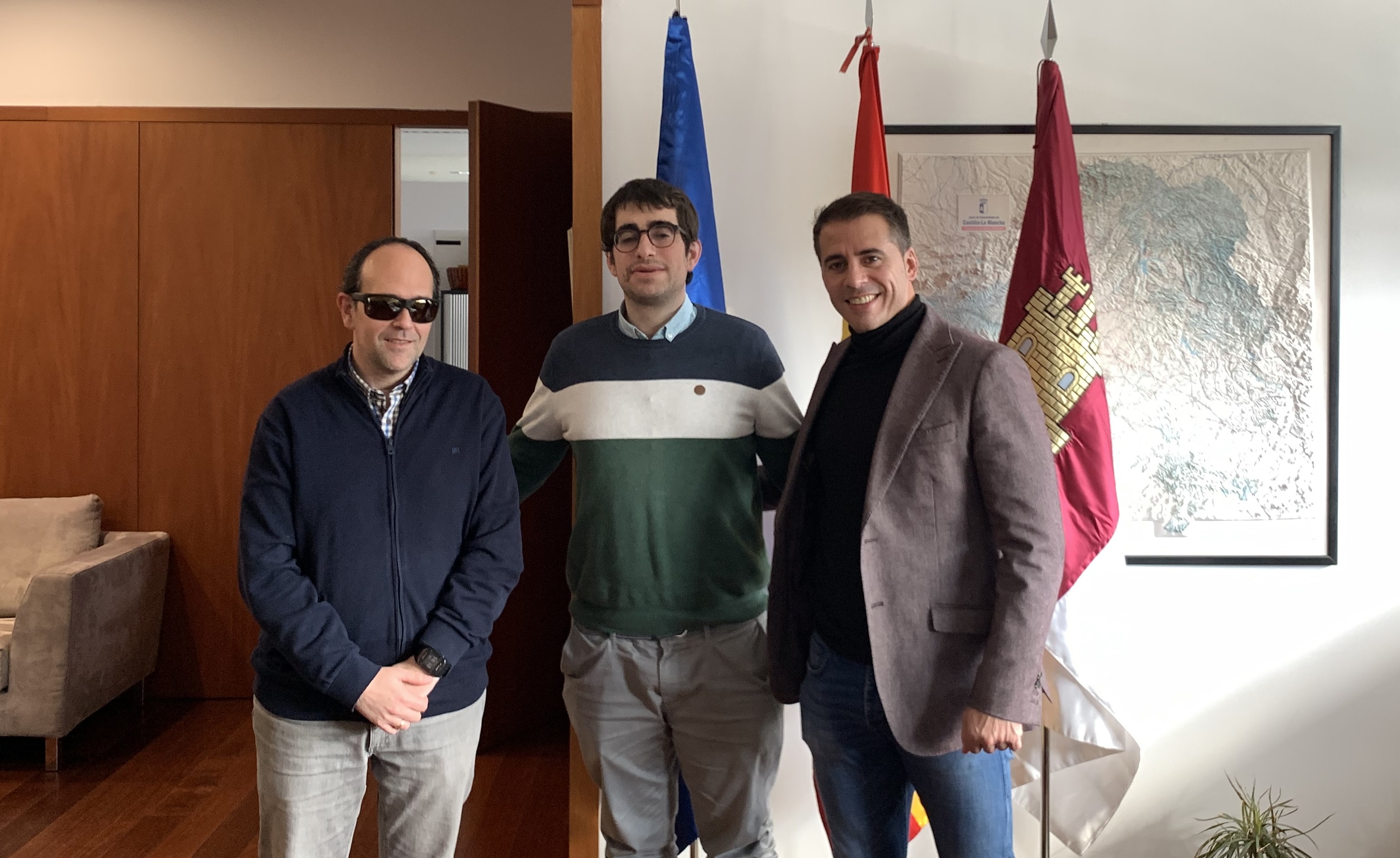 Director General de Juventud y Deportes, Carlos Alberto Yuste, el Referente Joven de Castilla-La Mancha, Rubén Jimenez, acompañado de José Martínez, Presidente del Consejo Territorial