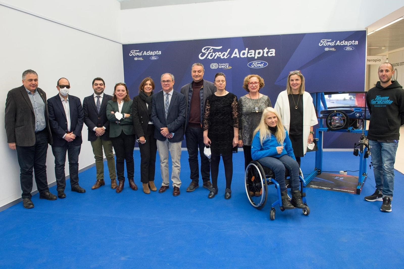 Foto de familia autoridades asistentes al acto