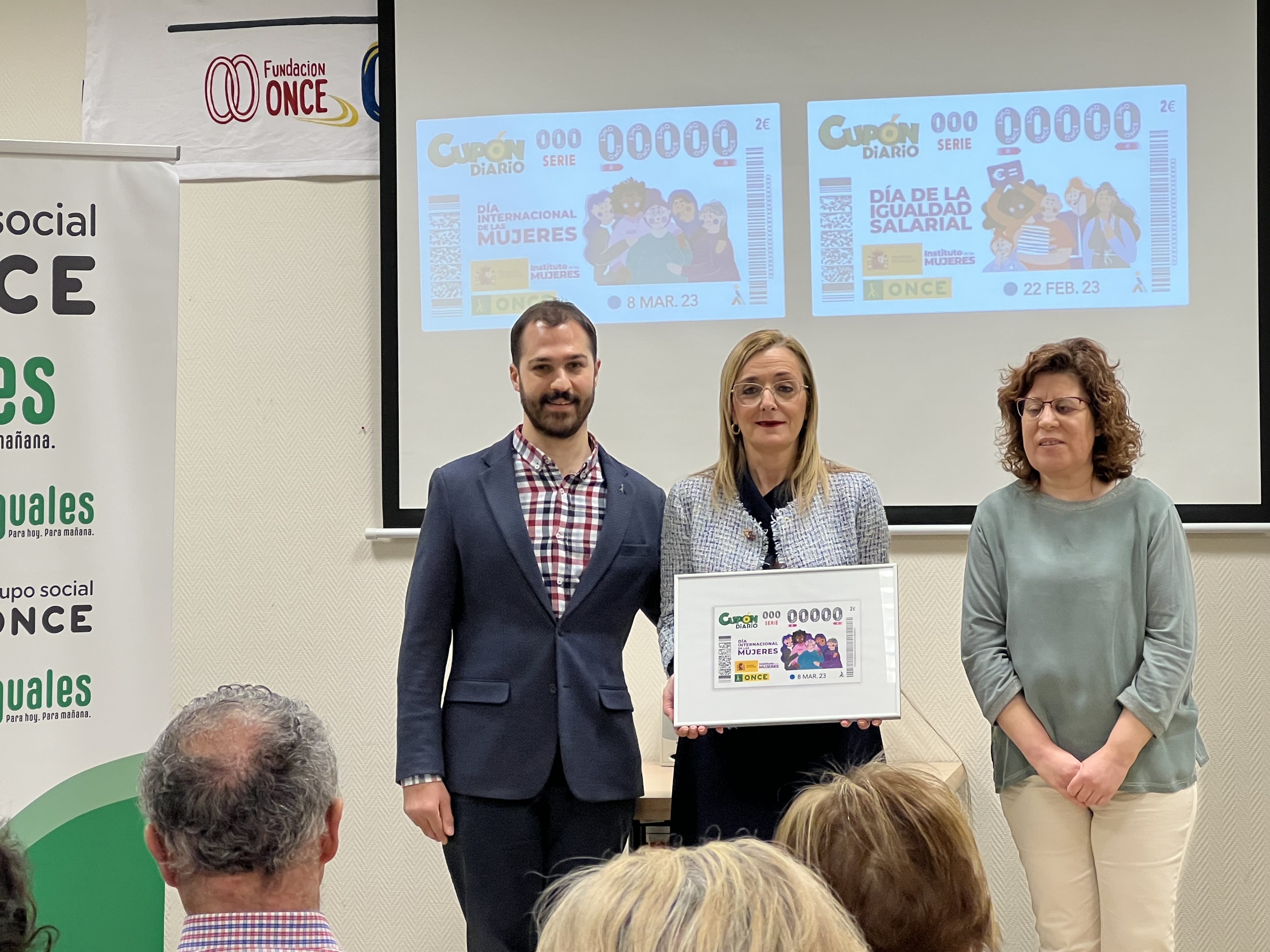 Cristina Abarca, vicepresidenta del Consejo Territorial de la ONCE en Castilla-La Mancha, Lola Serrano, delegada de Igualdad de la Junta de Comunidades de Castilla-La Mancha, Javier Álvaro, el director de la Agencia de Albacete, .