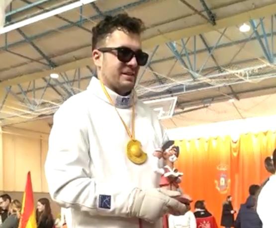 José Luis recibiendo la medalla