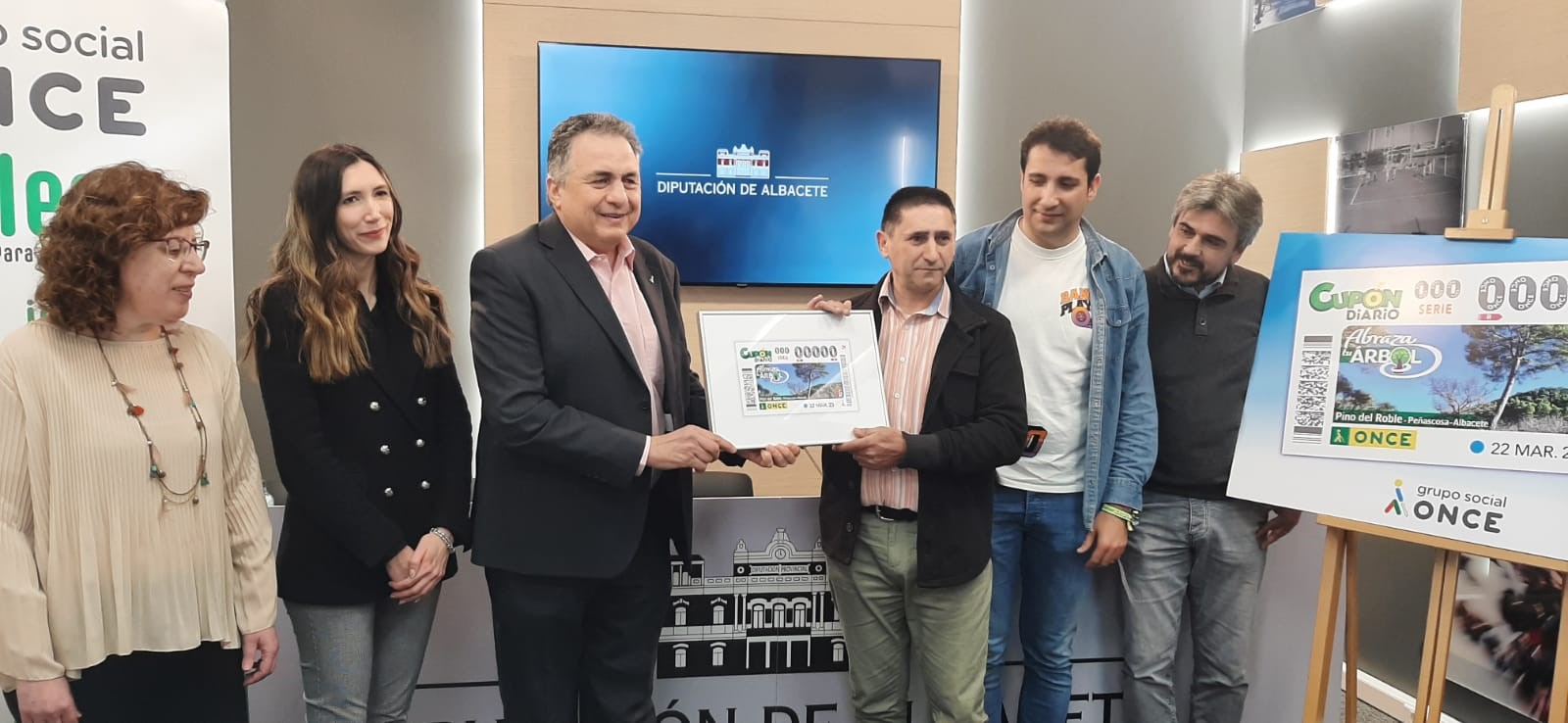 Autoridades con la imagen del cupón