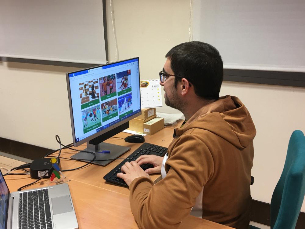 Rubén Jiménez trabajando en su despacho de la ONCE