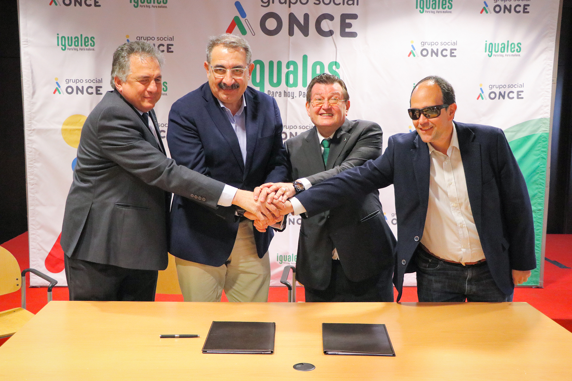 Carlos Javier Hernández, delegado Castilla - La Mancha, Jesús Fernández Sanz, consejero de Sanidad de la Comunidad Autónoma de Castilla-La Mancha, Ángel Sánchez, director general de la ONCE, y José Martínez, consejero territorial de la ONCE en Castilla-La Mancha