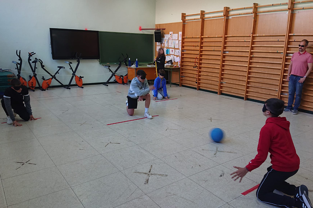 David Enrique enseñando goalball a los alumnos
