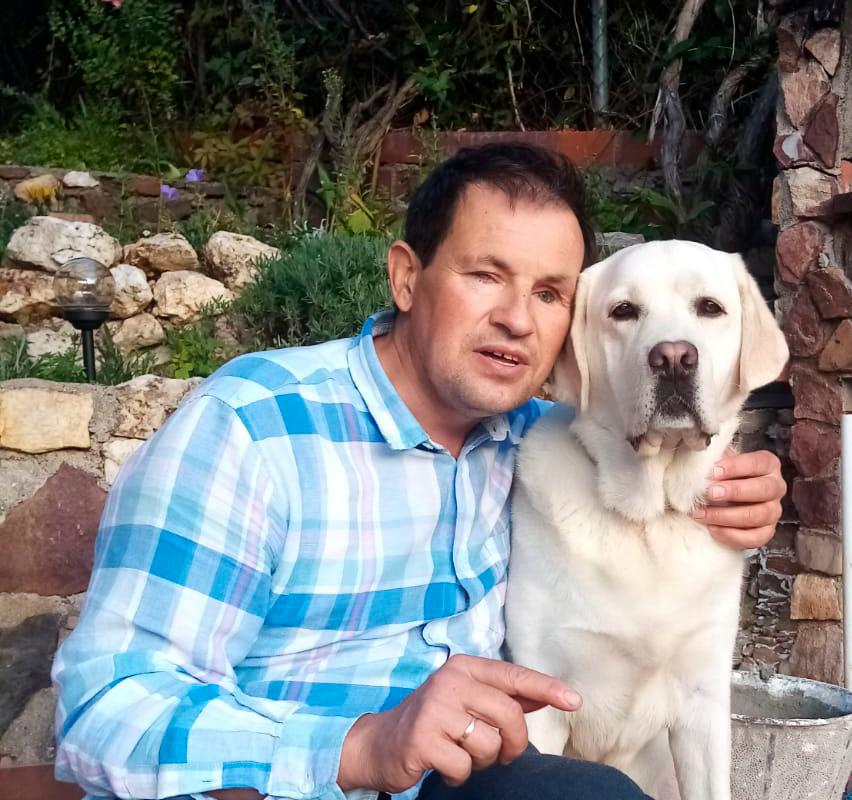 Antonio Pérez junto a su perro guía Sunny