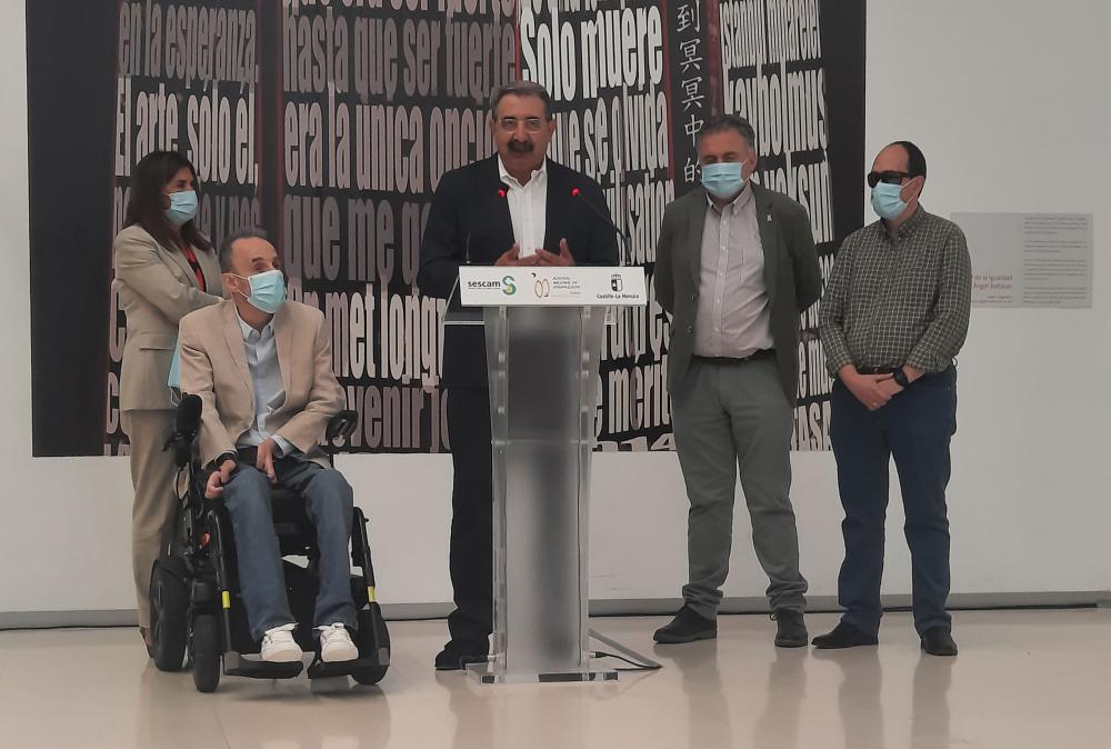 El consejero de Sanidad de Castilla-La Mancha, Jesús Fernández Sanz, el presidente del Consejo Territorial de la ONCE y el delegado en Castilla-La Mancha, José Martínez Martínez y Carlos Javier Hernández Yebra, respectivamente, y el presidente de ASPAYM Toledo, José Ramón del Pino durante la presentación del apartamento domotizado