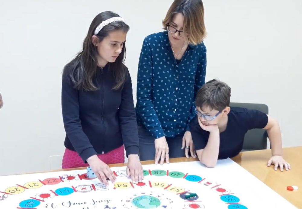 Alumna orientándose en el tablero con las etiquetas en braille y los relieves