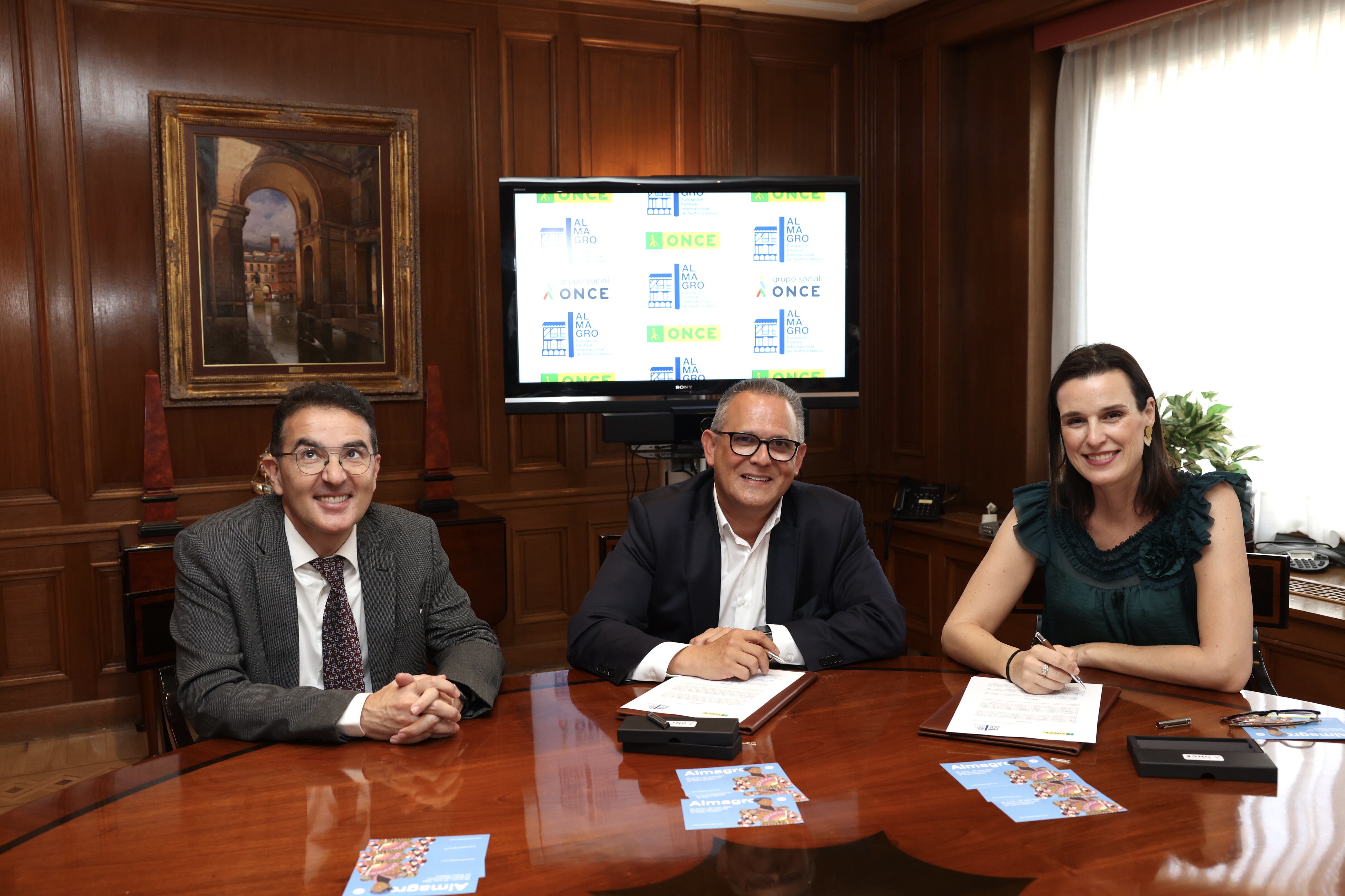 Firma del acuerdo entre ONCE y la Fundación Festival Internacional de Teatro Clásico entre Ángel Luis Gómez, director ejecutivo de Promoción Sociocultural, Artística y Deportiva de la ONCE, y la directora del Festival, Irene Pardo, en presencia del director general adjunto de Servicios Sociales de la ONCE, Andrés Ramos.