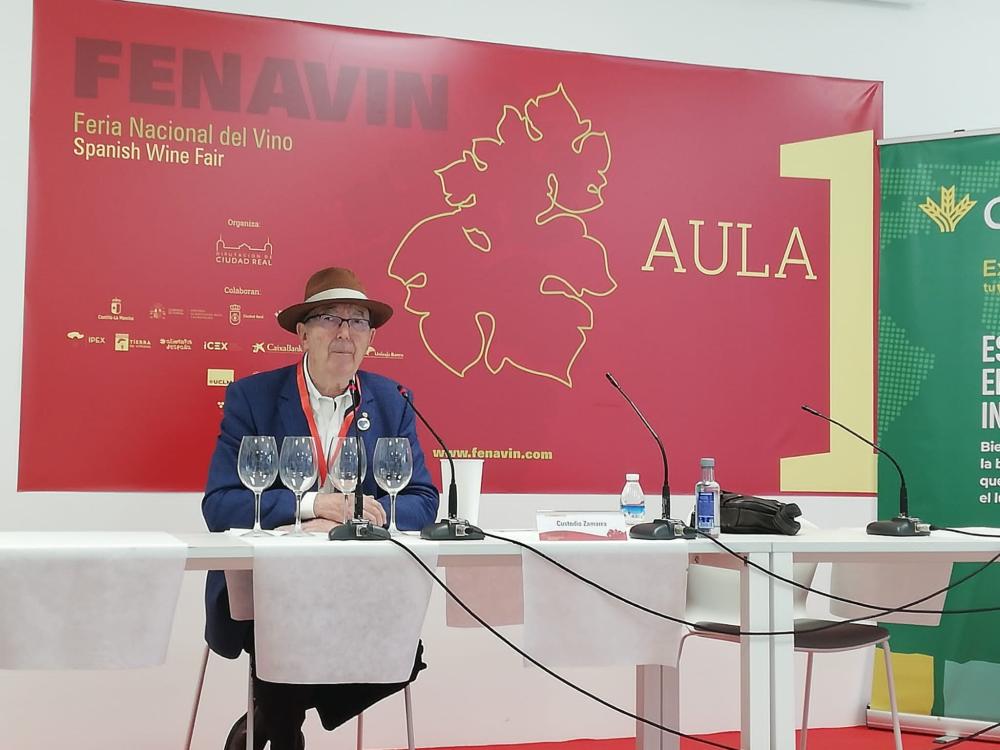 Custodio López dirigiendo la Cata de los Sentidos