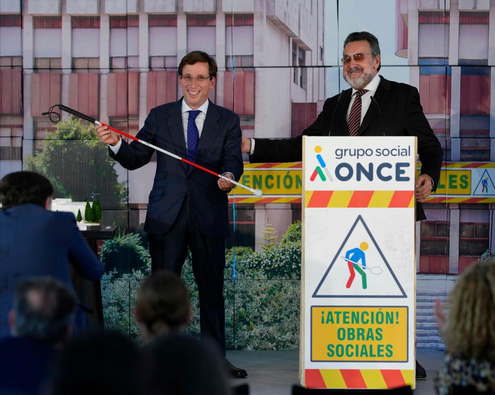 El alcalde de Madrid recibe, de manos del presidente del Grupo Social ONCE, un bastón rojo blanco que utilizan las personas