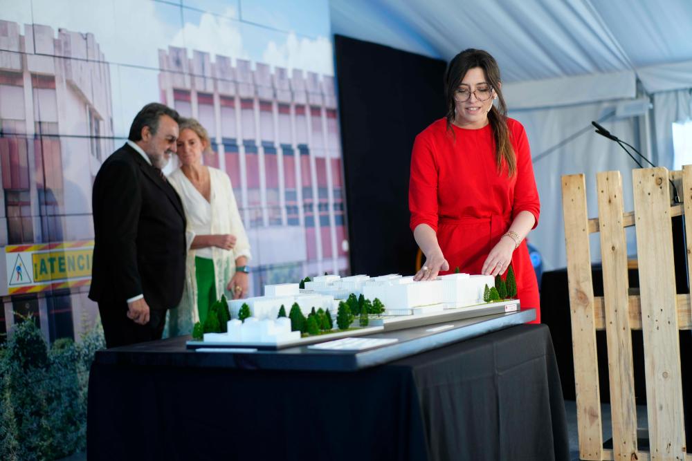 Mireia, técnica del Museo de la ONCE, toca la maqueta y explica sus sensaciones