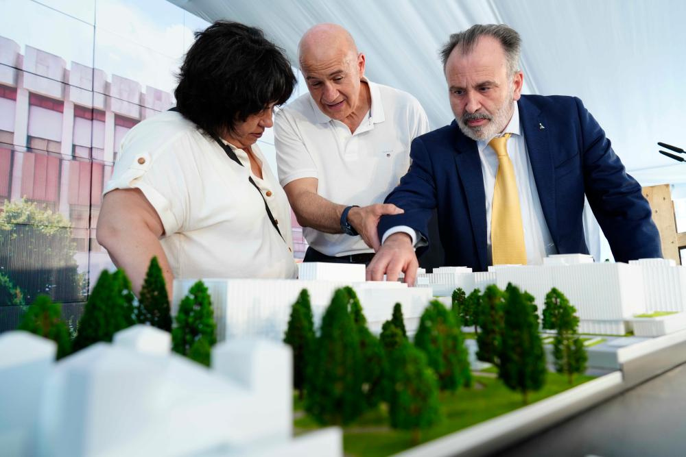 Luis Natalio Rojo, delegado de la ONCE en Madrid tocando la maqueta de la nueva sede institucional del Grupo Social ONCE