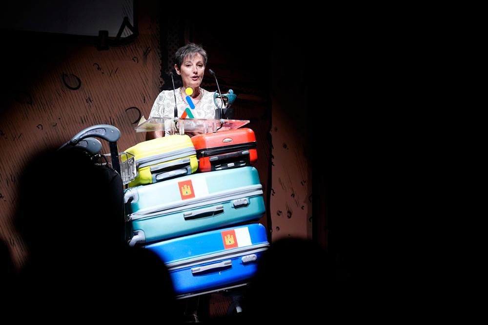 Dionisia Sánchez, presidenta ASOFACAM recogiendo el Premio a Institución