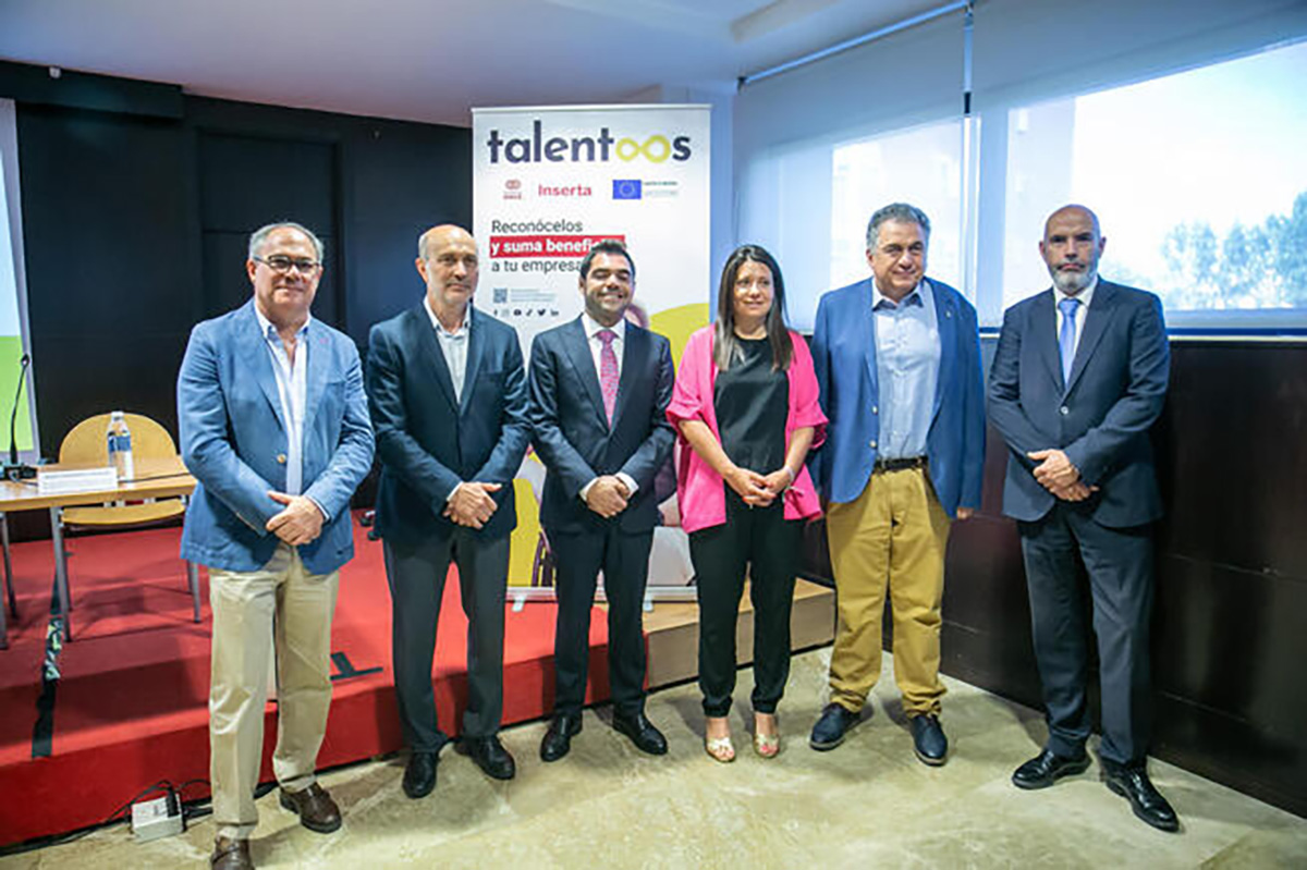 Carlos Hermida, director regional de Inserta Empleo en Castilla-La Mancha; la consejera de Bienestar Social en funciones, Bárbara García Torijano; el secretario general de la Confederación Regional de Empresarios de Castilla-La Mancha (Cecam), Mario Fernández; y el delegado de la ONCE en Castilla-La Mancha, Carlos Javier Hernández Yebra.