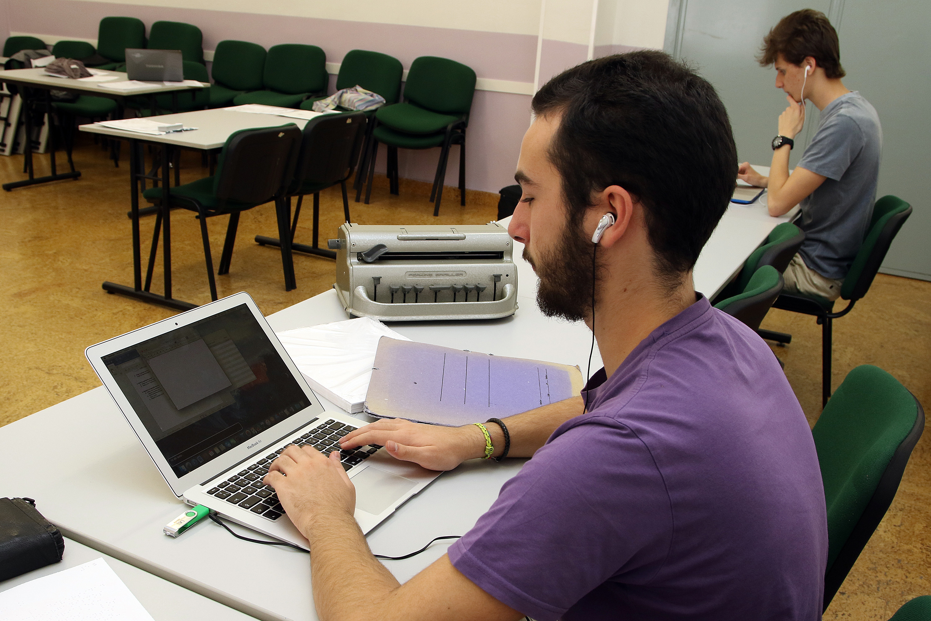 Alumno realizando la EvAU con una máquina Perkins y utilizando el Jaws en su ordenador