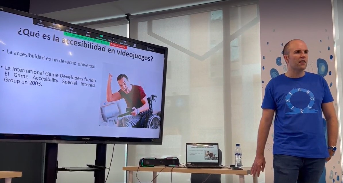 Sergio Vera impartiendo una charla sobre accesibilidad en videojuegos