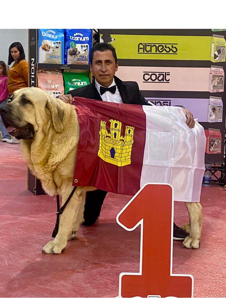 Pascual Rojas, junto a su mastín proclamándose Campeón del Mundo
