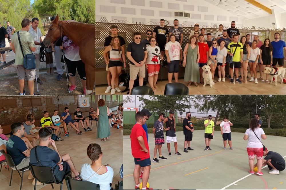 Actividades realizadas. Grupo de jóvenes junto a Cristina Abarca, visita a la finca de caballos y exhibición de fútbol 5