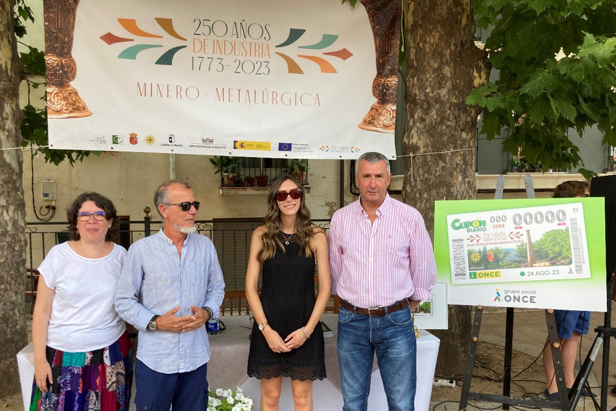 Iris Alemán, Directora de la ONCE en Albacete, Federico Moreno, Alcalde de Riopar y Paco Fernández, representante de la Asocación de amigos de las Reales Fábricas de Riópar durante la presentación del cupón en Riópar