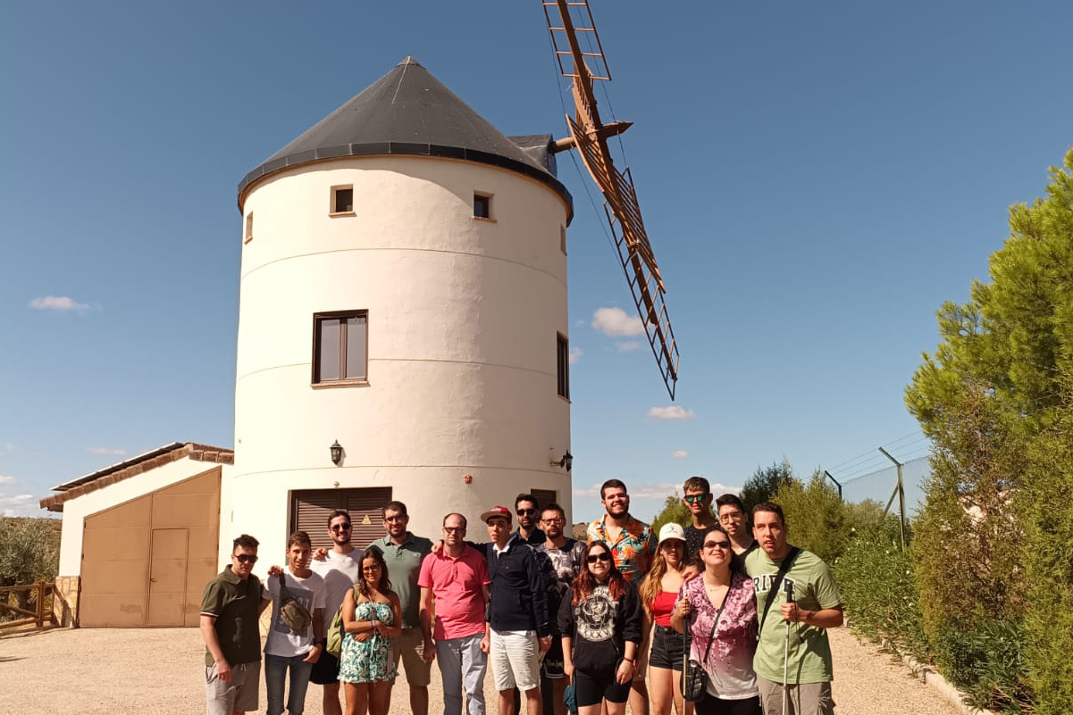 Foto de Familia de las Convivencias de Jóvenes 2023 junto a un molino manchego