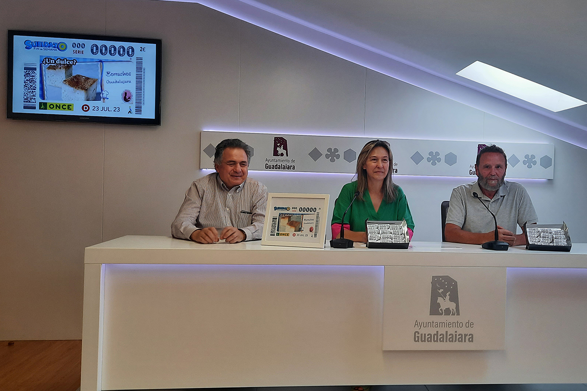 Carlos Javier Hernández Yebra, Delegado Territorial de la ONCE en Castilla-La Mancha, Ana Guarinos López, Alcaldesa de Guadalajara y Juan Luis Pajares, Presidente de la Asociación Provincial de Turismo de Guadalajara presentando en cupón dedicado a los Bizcochos Borrachos
