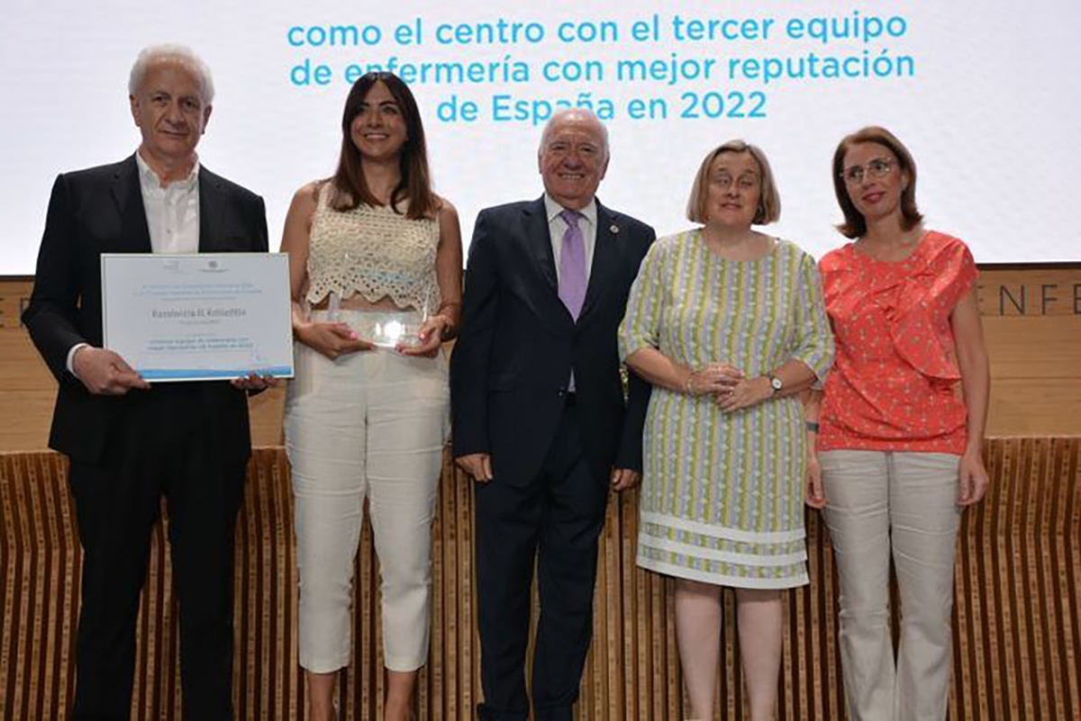 Acto de entrega del galardón a la Residencia El Robledillo. Entre las personas que recogen el premio, se encuentra Imelda Fernández