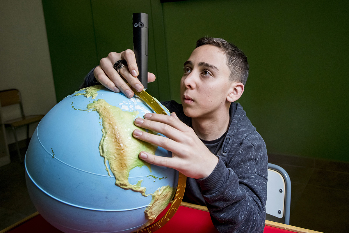 Alumno con bola del mundo adaptada