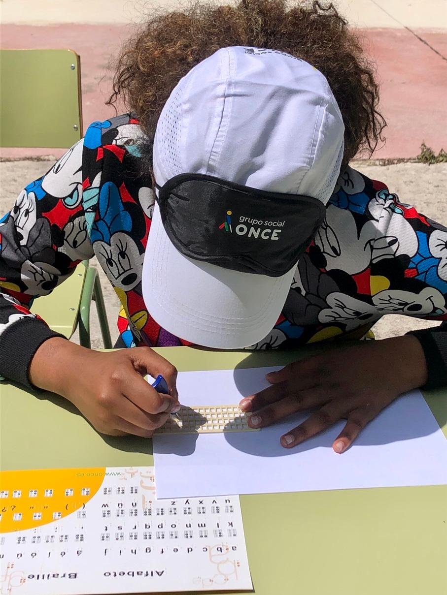 Alumna participante del Concurso Escolar aprendiendo Braille