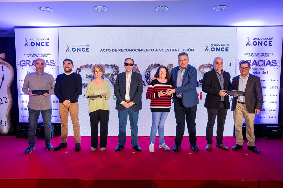 Responsables del Grupo Social ONCE entregando los Premios ONCE años
