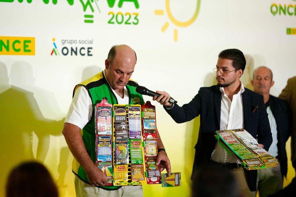 Manuel Amador junto a un compañero del proyecto presentando su el expositor que han diseñado